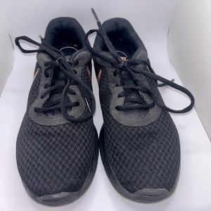 nike women’s tanjun sneakers black with rose gold symbol